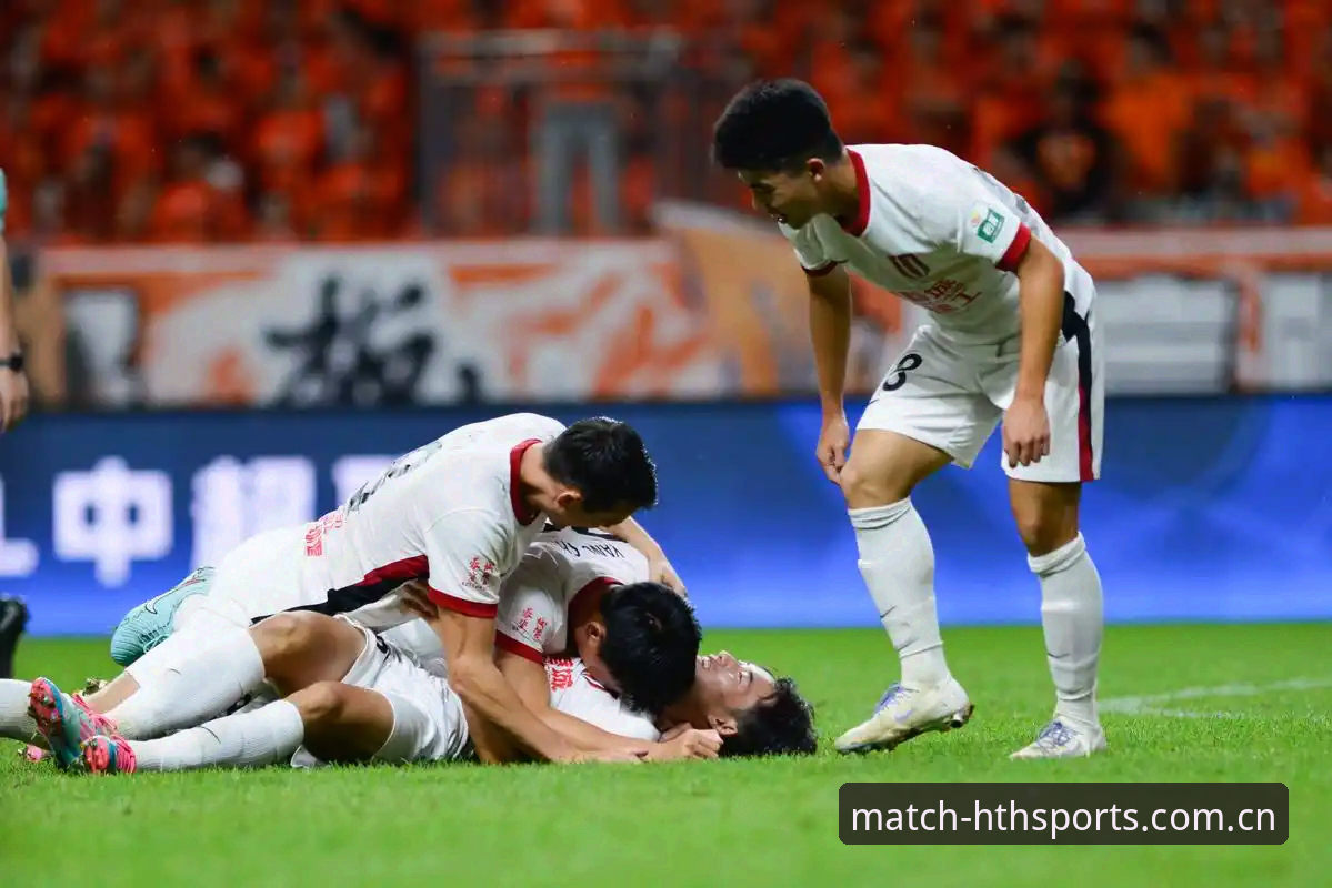足协禁足令 vs 华体会体育观赛体验：65人受罚背后的中国足球净化之路